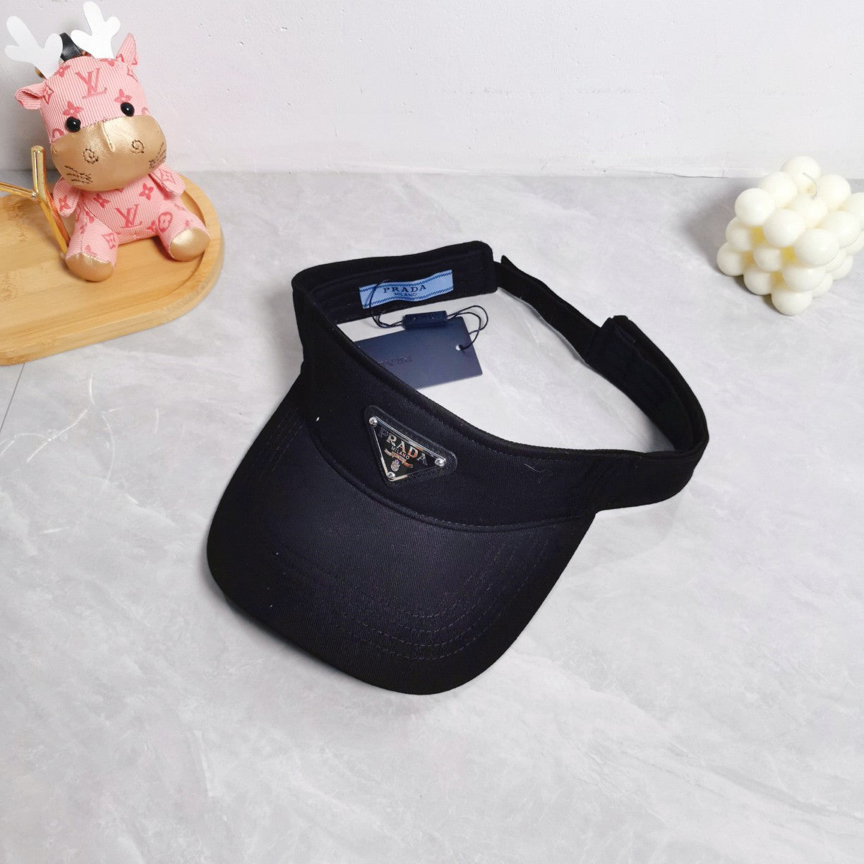 Black nylon logo‑plaque visor with curved brim