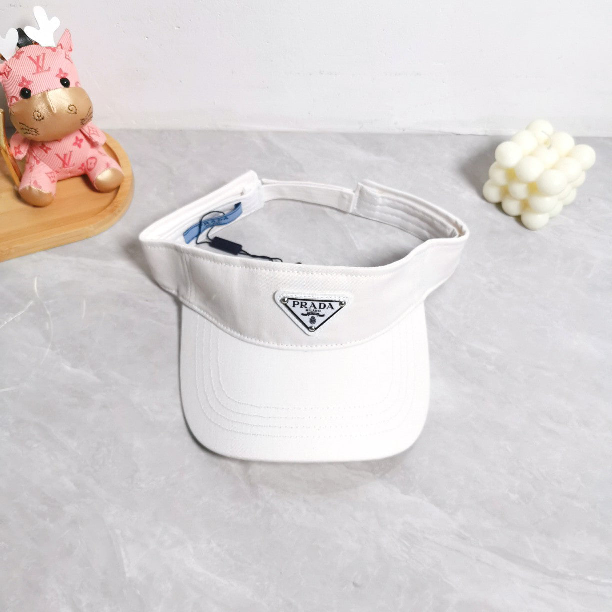 White nylon logo‑plaque visor with curved brim