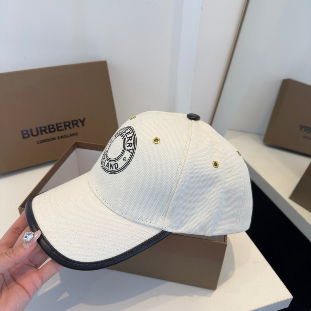 Minimalist Style Baseball Cap for a Chic Spring Look