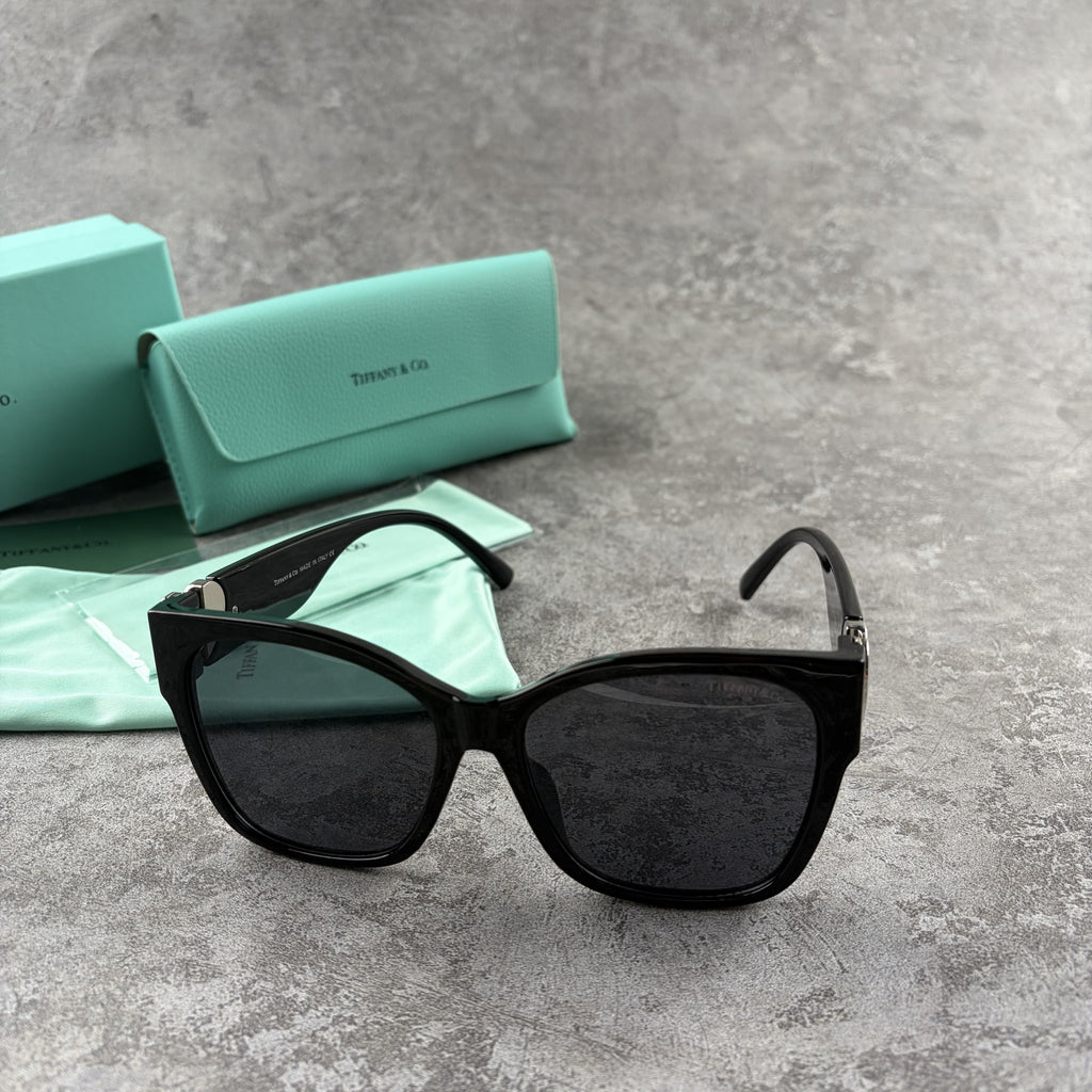 Classic Heart-Accent Oversized Sunglasses - UV Protection Eyewear