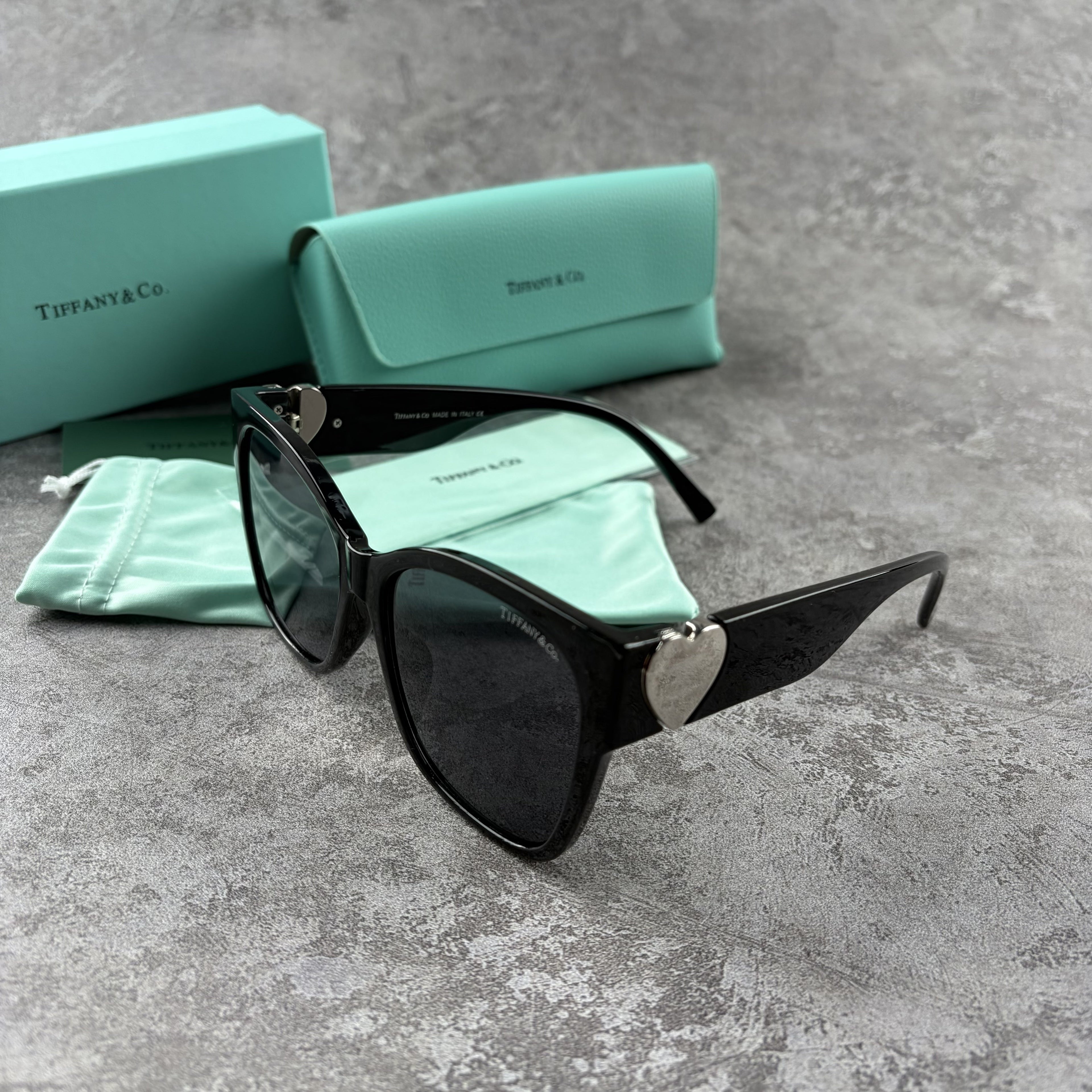 Classic Heart-Accent Oversized Sunglasses - UV Protection Eyewear