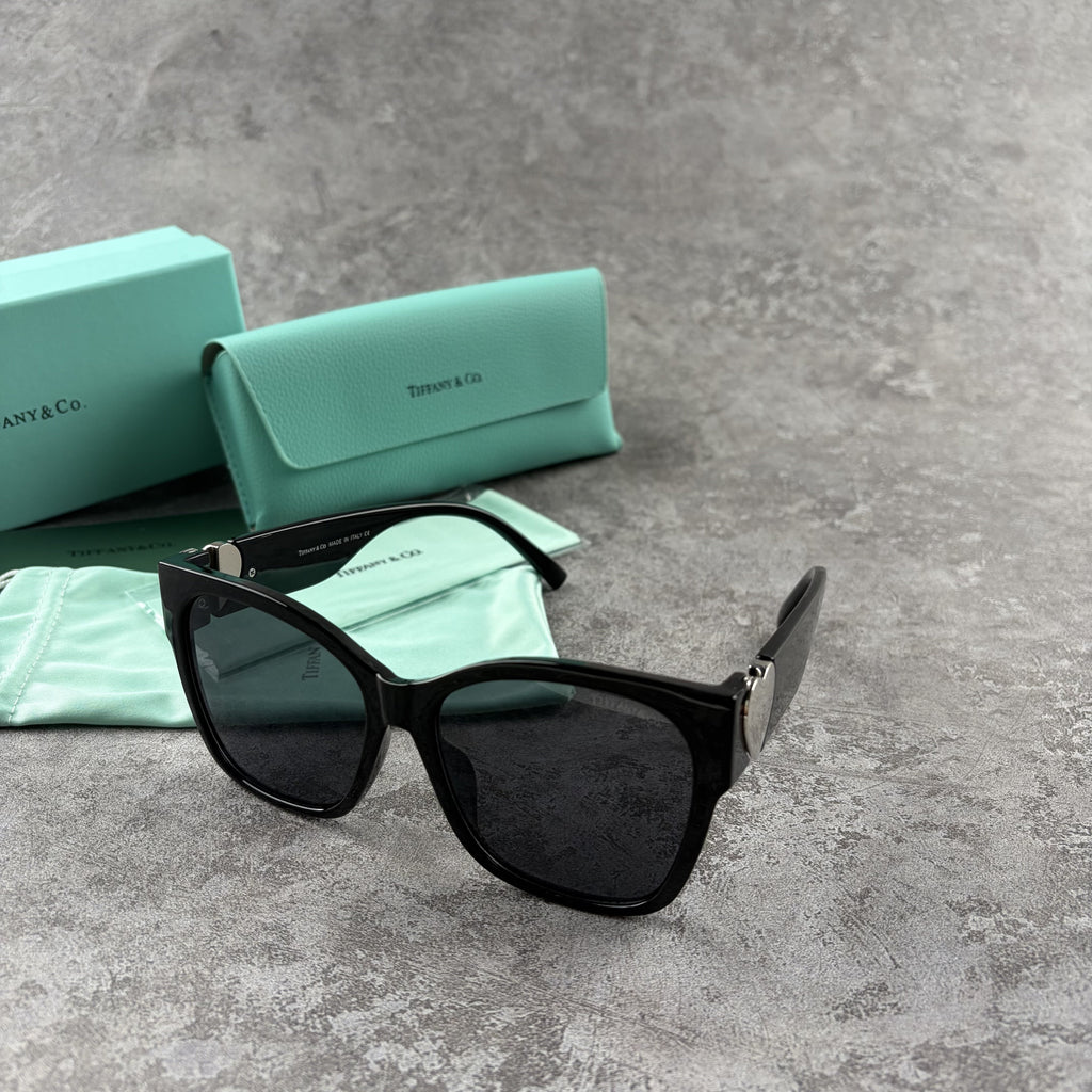 Classic Heart-Accent Oversized Sunglasses - UV Protection Eyewear