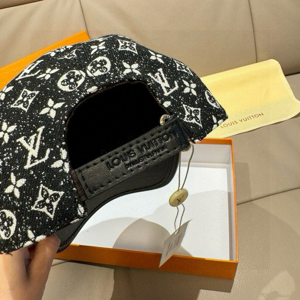 Elegant Minimalist Baseball Cap with Leather Detailing