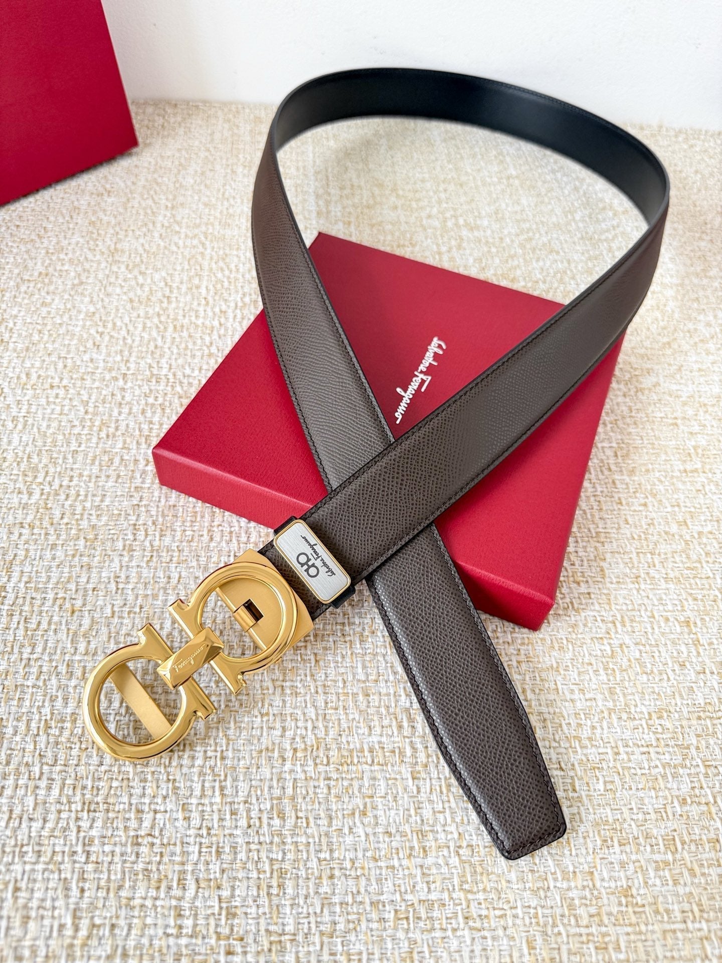 Timeless Elegance: Brown Leather Belt with Gold Accents