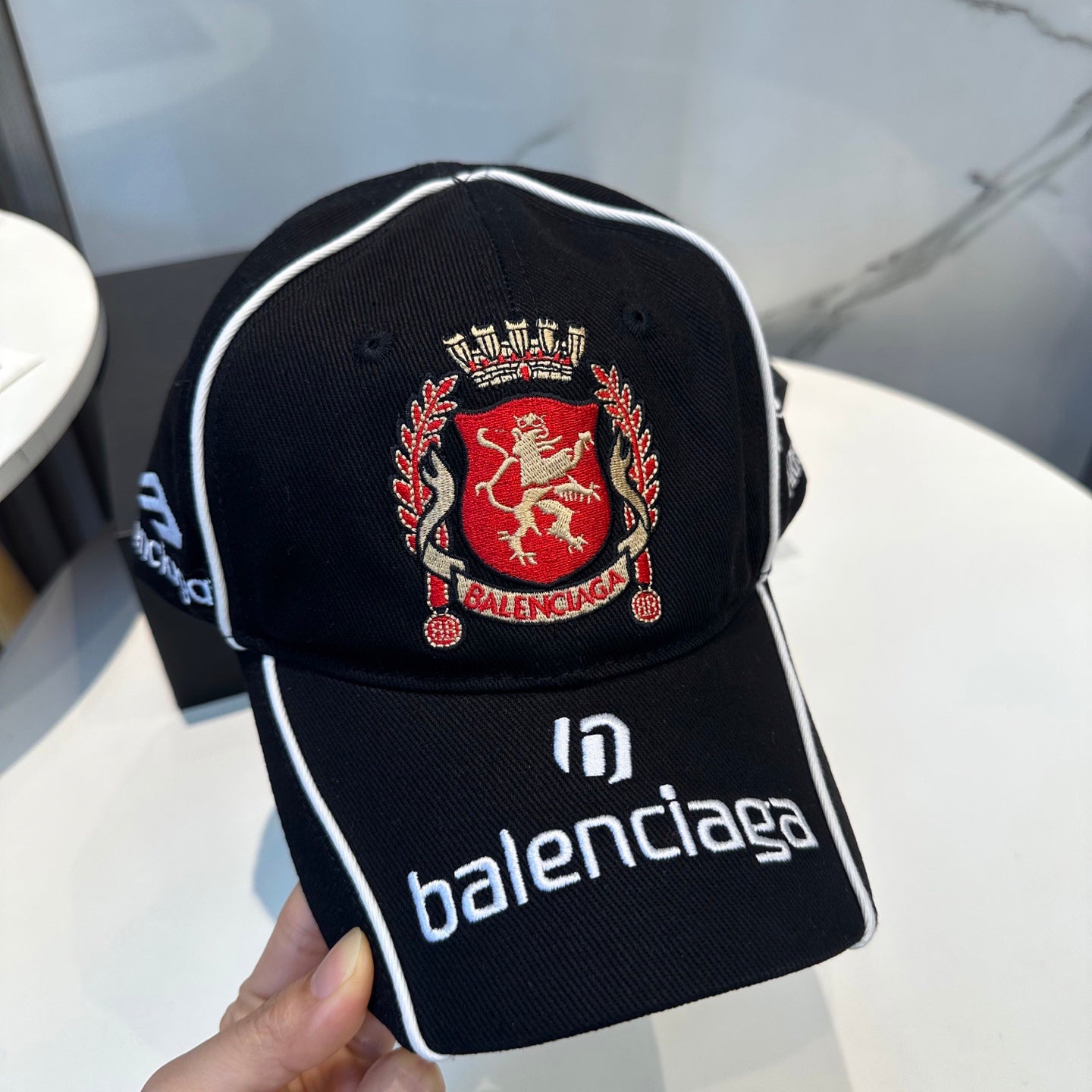 Crest embroidery cotton baseball cap with contrast piping