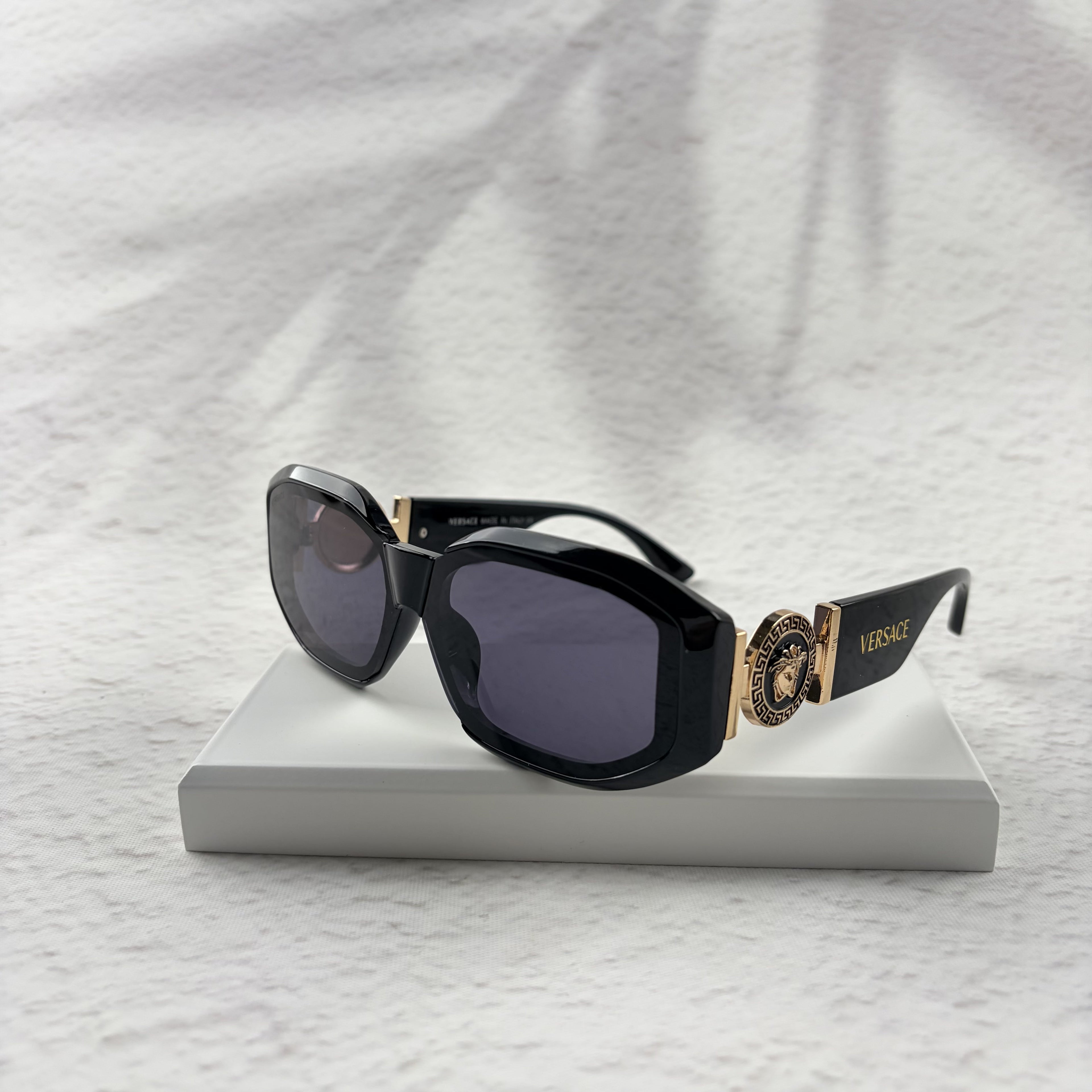 Classic Geometric Frame Sunglasses - Elegant Gold Accents UV Protection