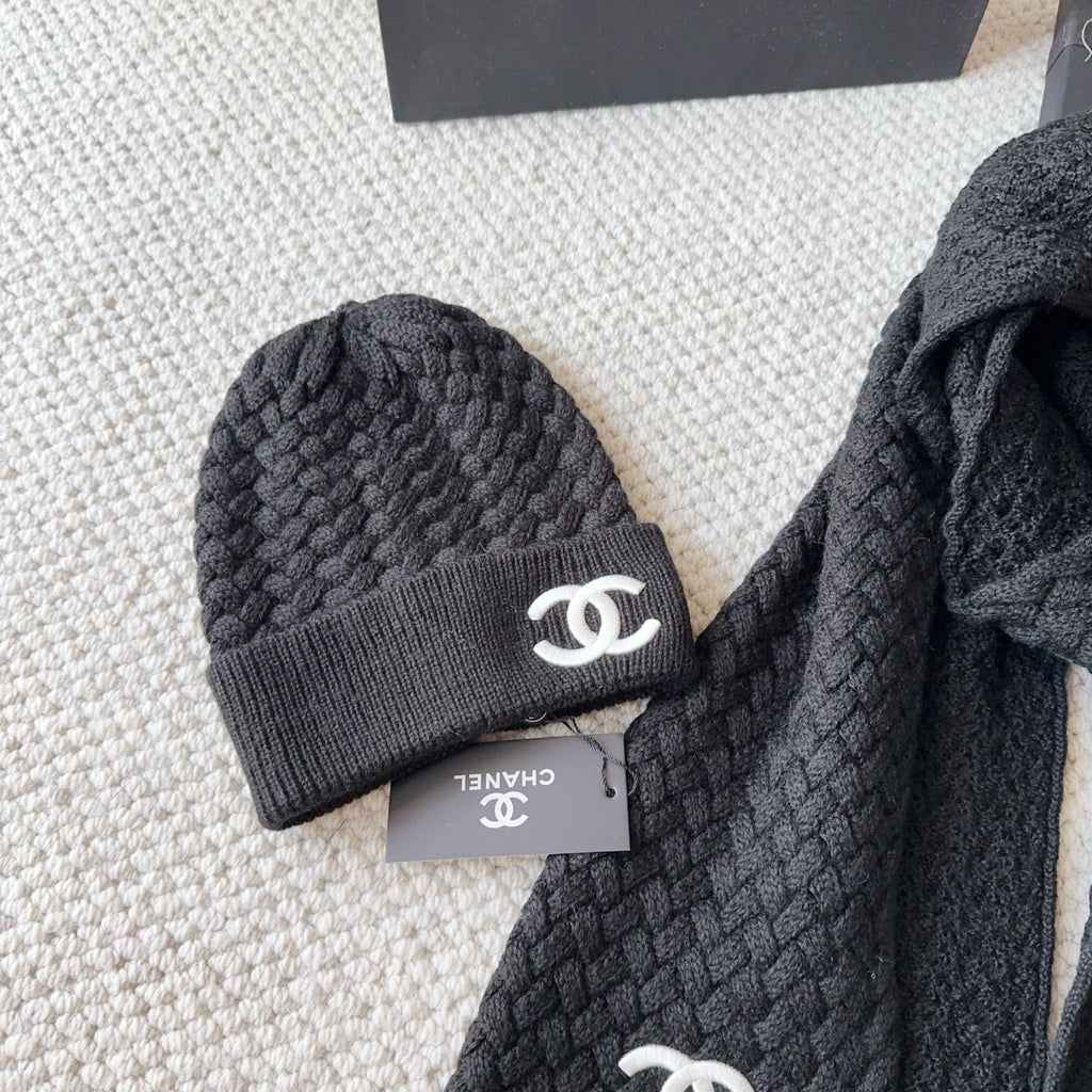 C&C Set of Beanie and Scarf in Black