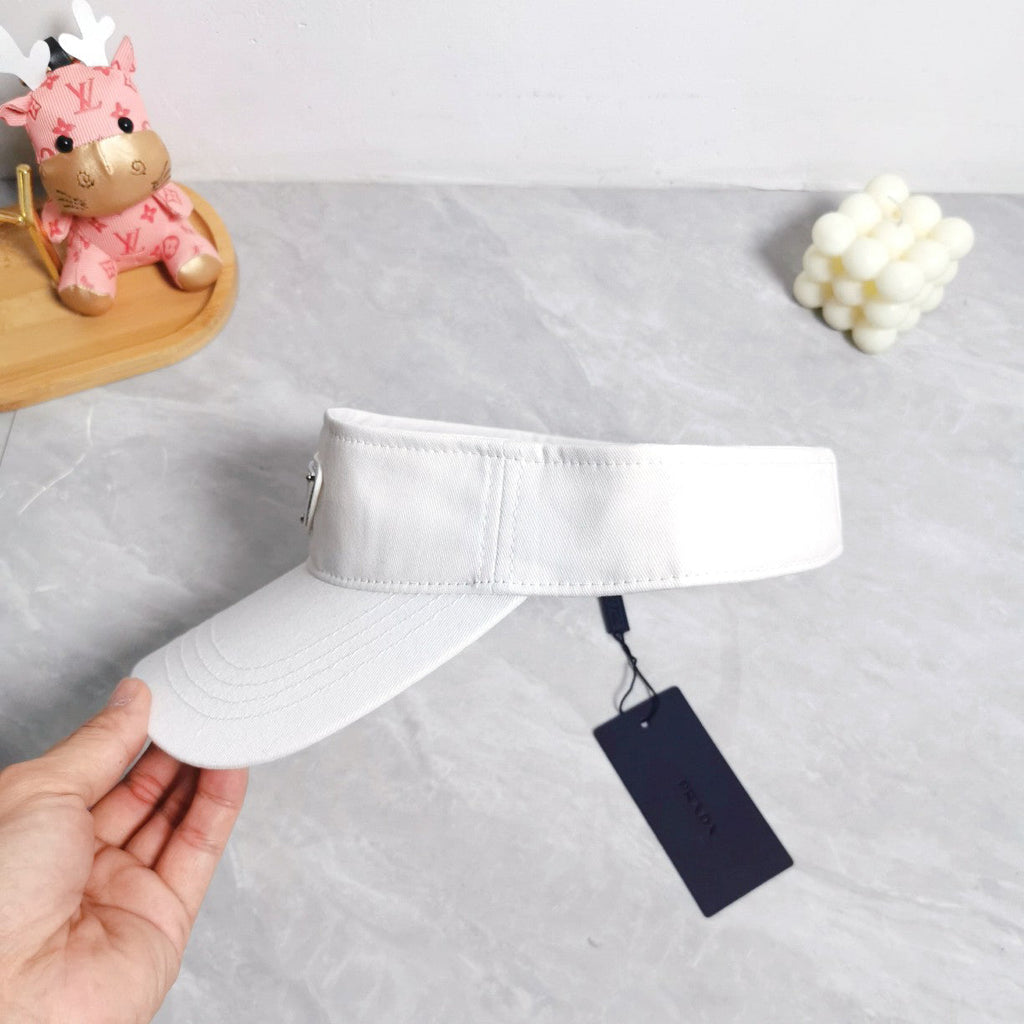 White nylon logo‑plaque visor with curved brim