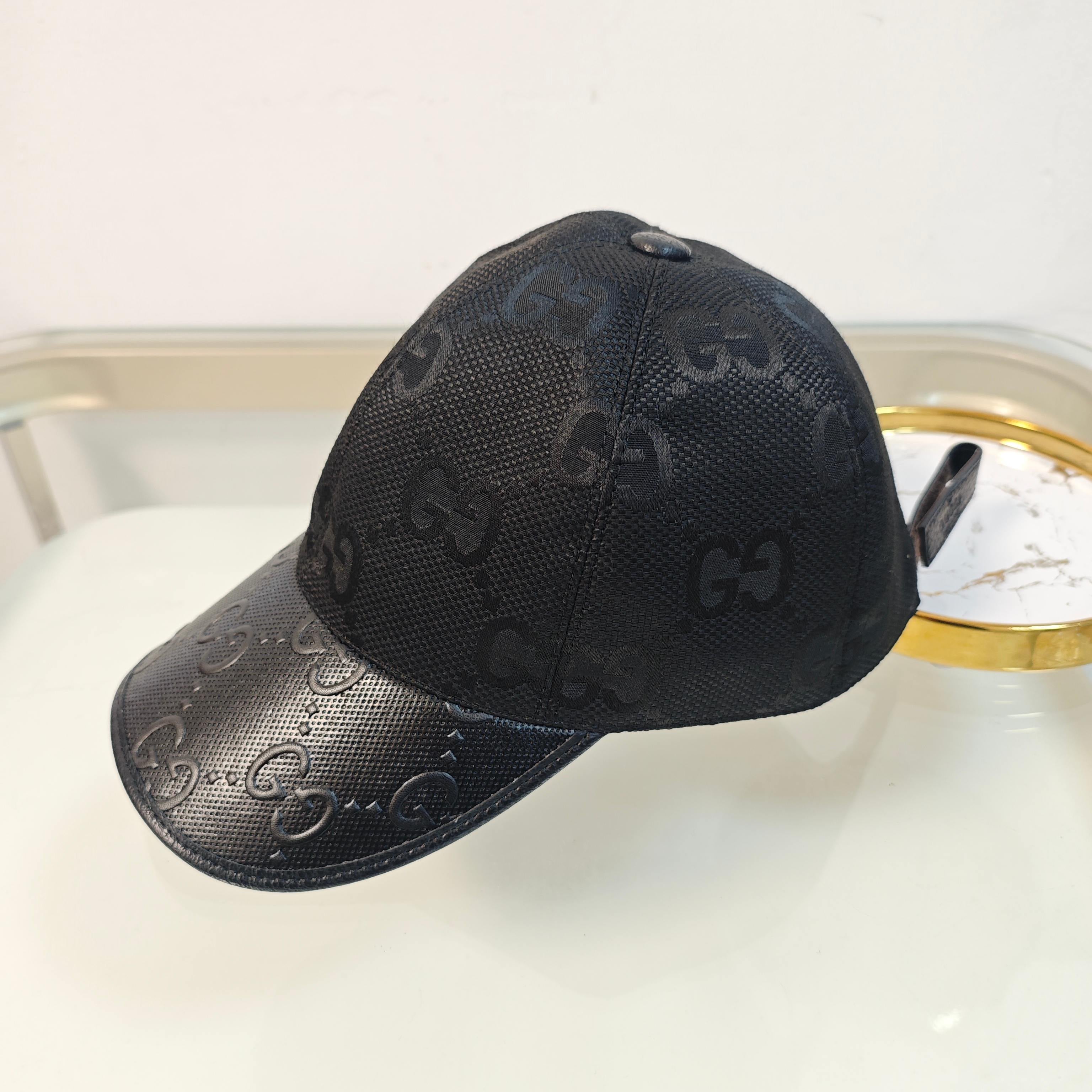 Sleek Black Baseball Cap with Textured Detailing