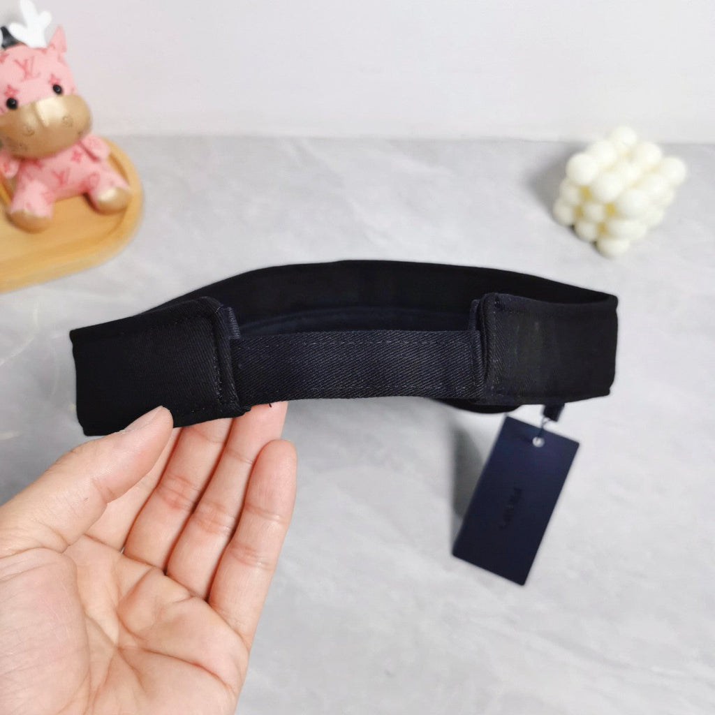 Black nylon logo‑plaque visor with curved brim