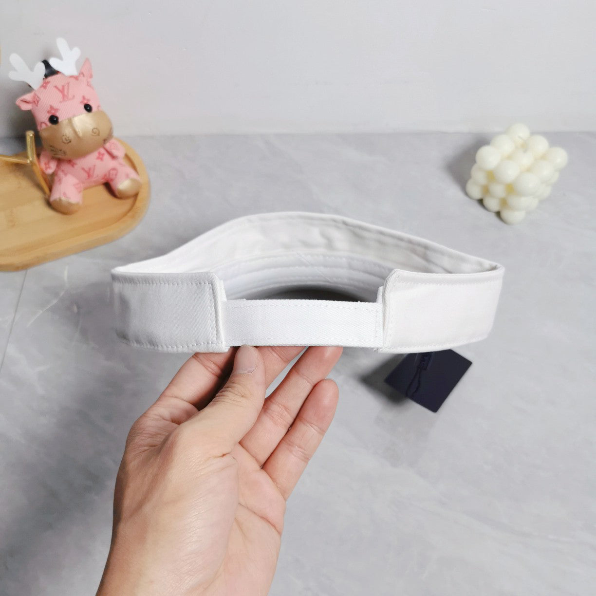 White nylon logo‑plaque visor with curved brim