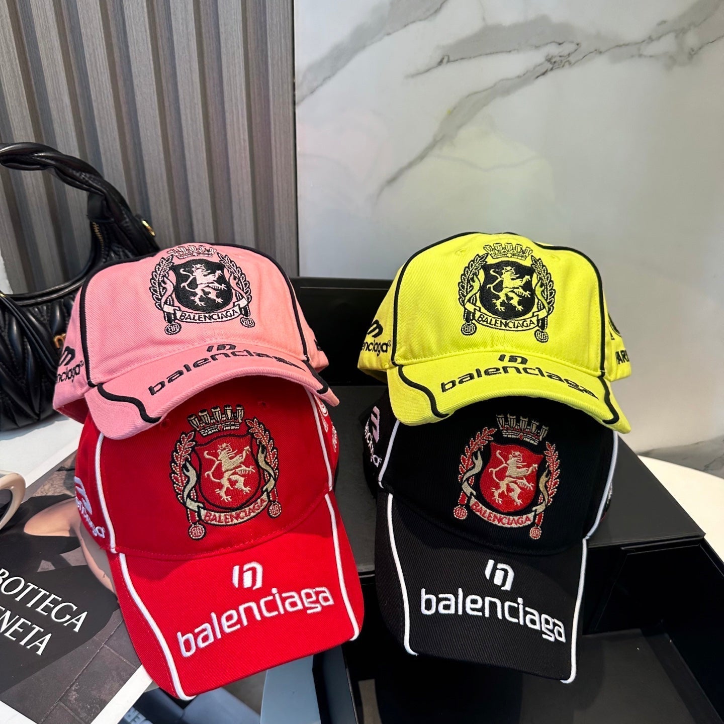 Crest embroidery cotton baseball cap with contrast piping