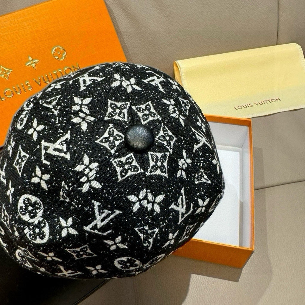 Elegant Minimalist Baseball Cap with Leather Detailing