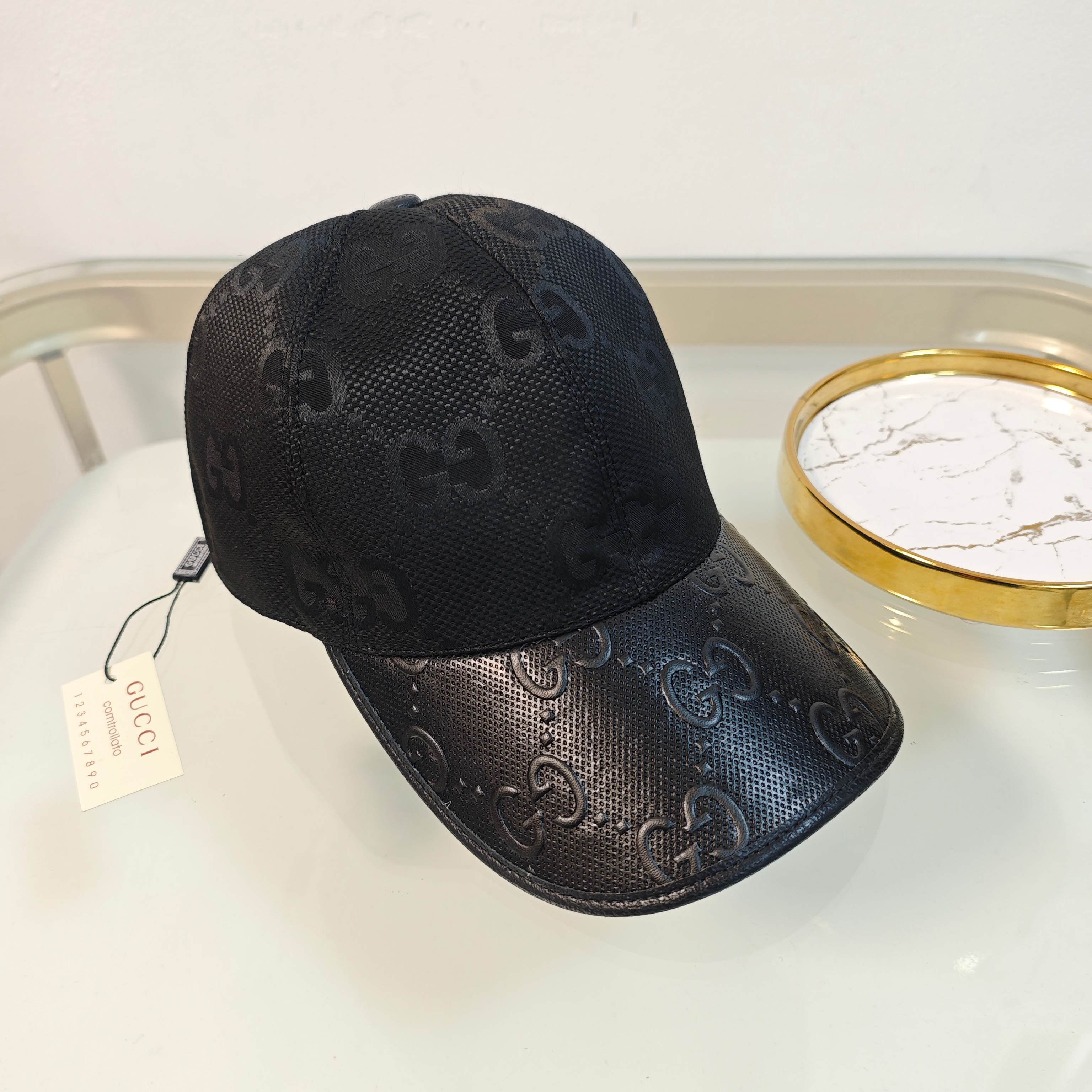 Sleek Black Baseball Cap with Textured Detailing