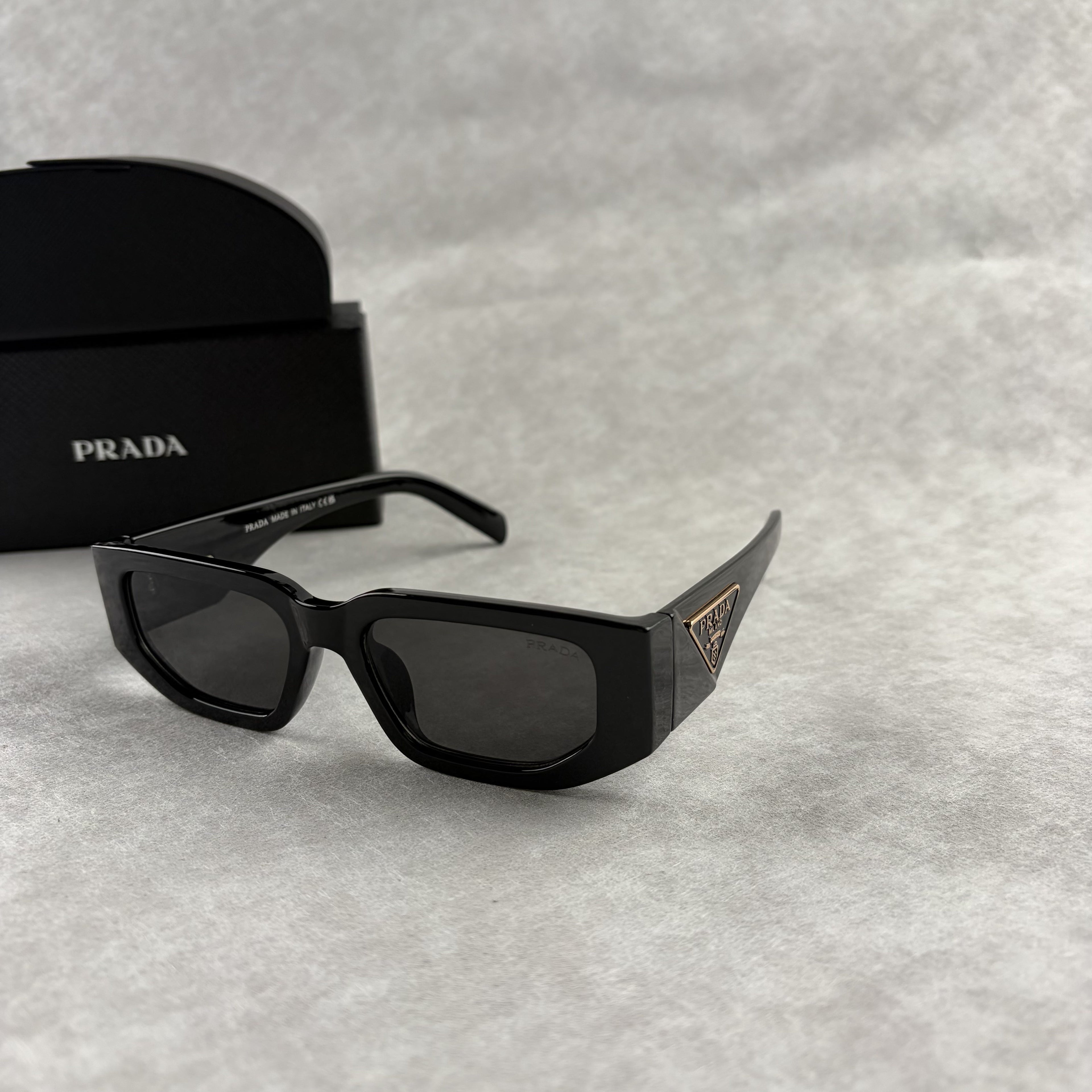 Modern Rectangular Sunglasses - Sleek UV Protection Eyewear