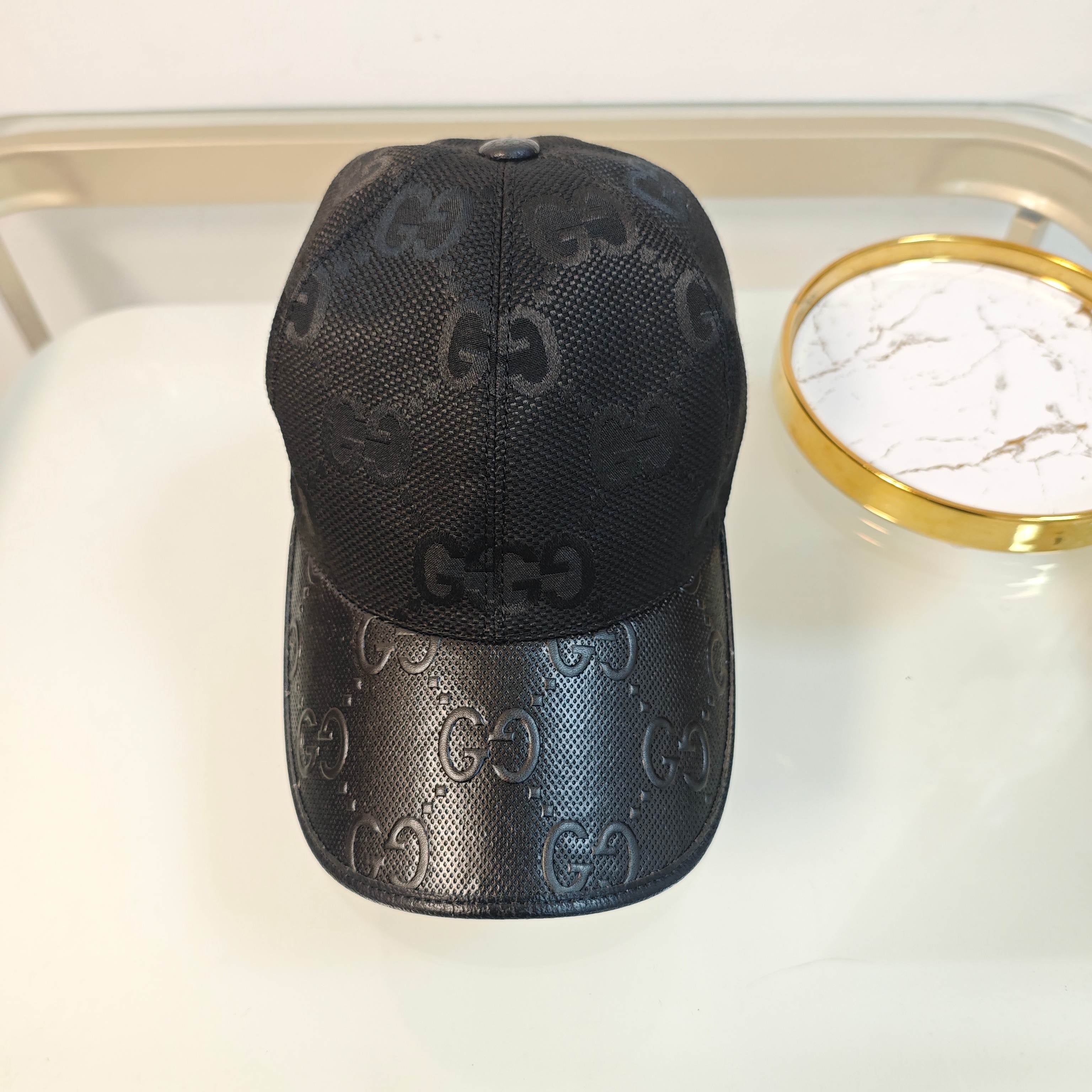 Sleek Black Baseball Cap with Textured Detailing