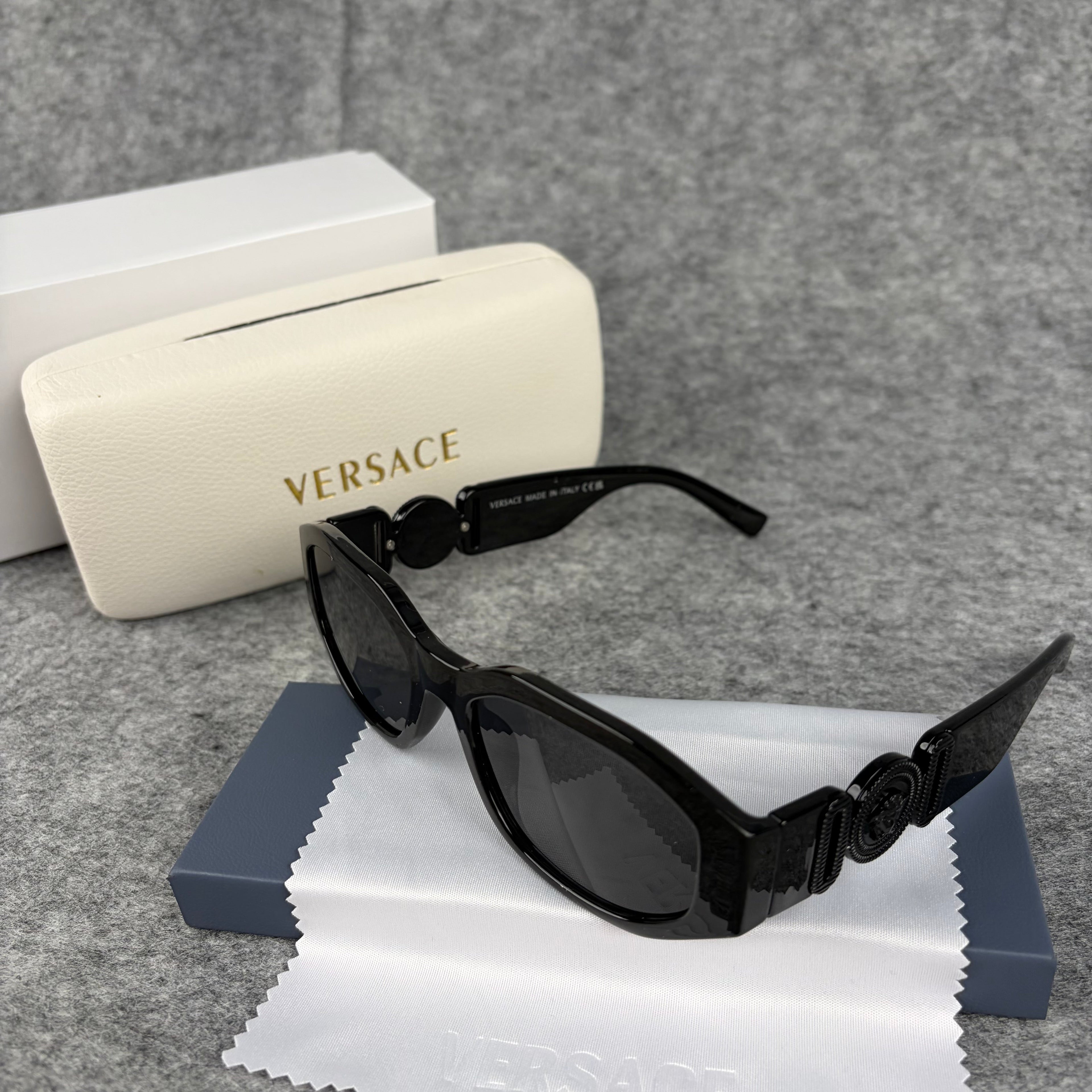 Premium Oval Black Sunglasses - UV Protection Vintage Frames
