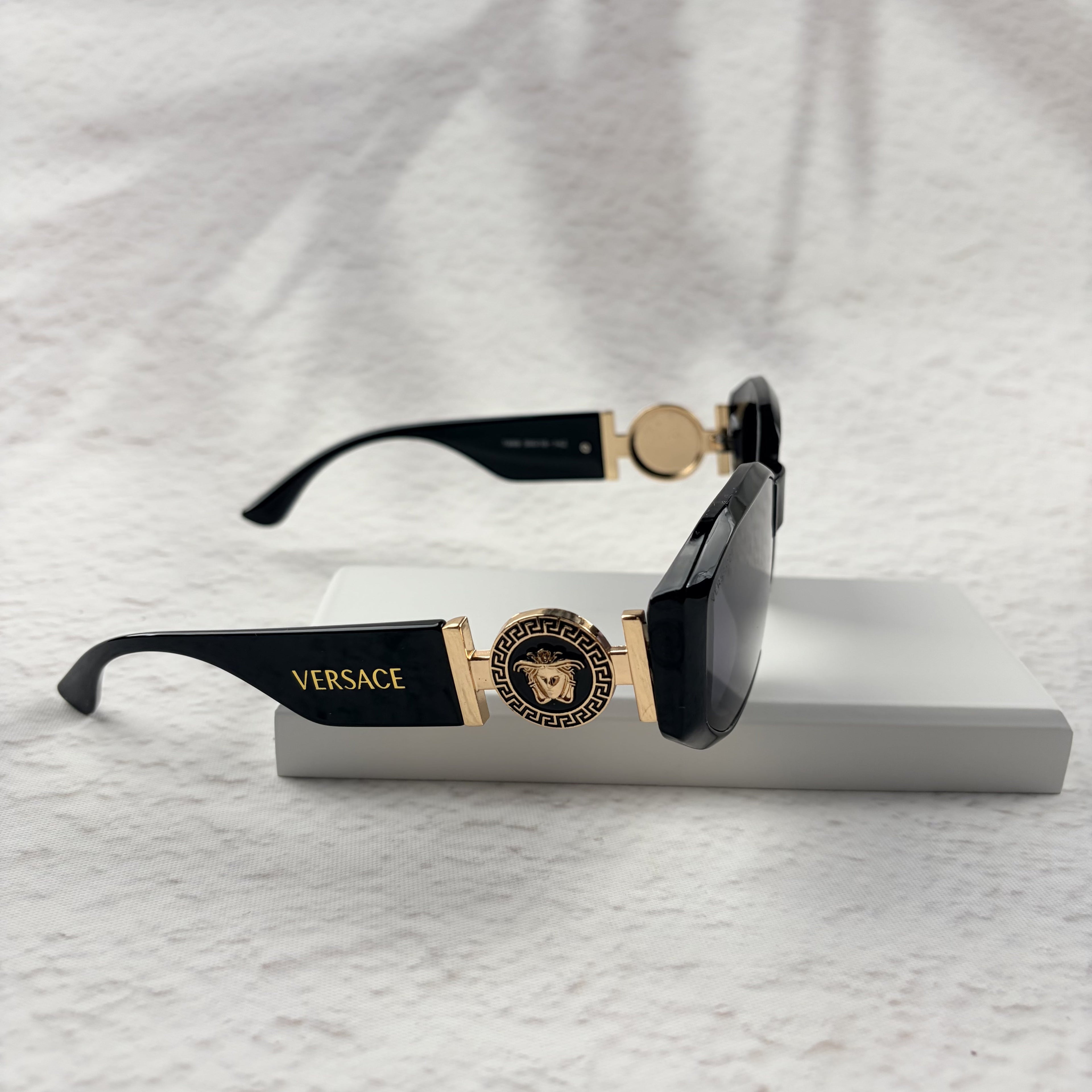 Classic Geometric Frame Sunglasses - Elegant Gold Accents UV Protection