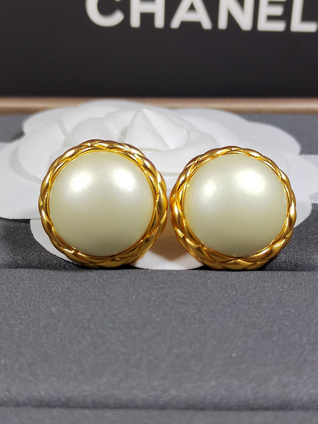 18K  Chanel Round Pearl Earrings