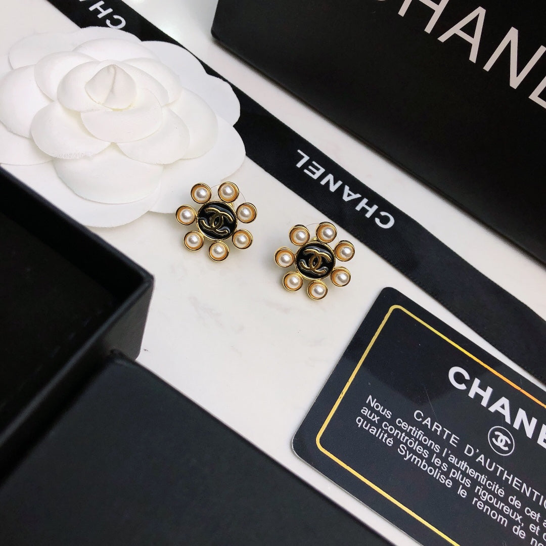 18K  Chanel Flower Pearls Earrings