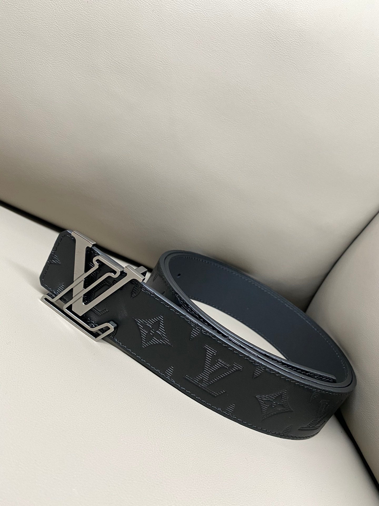 Premium Black Leather Belt – Tonal Embossed Detail & Sculpted Metal Buckle | 4.0cm Width