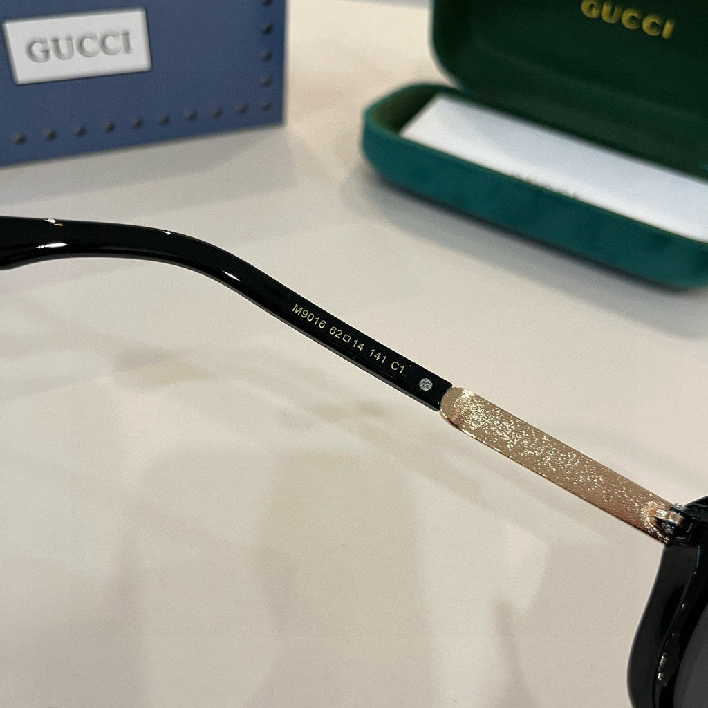 Elegant Black Cat-Eye Sunglasses